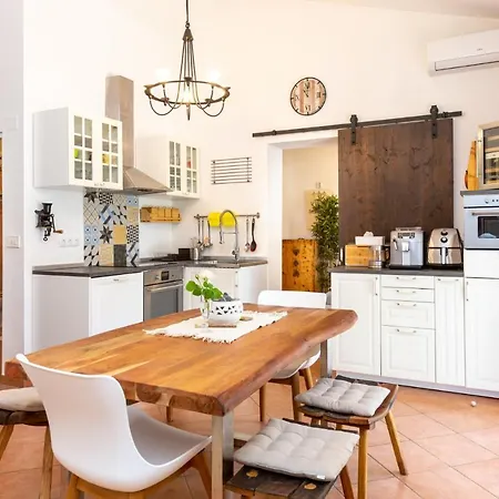 House Mara Μεντουλίν